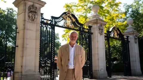 Sculptor Aims to Portray Royal's Dignity in Sculpture